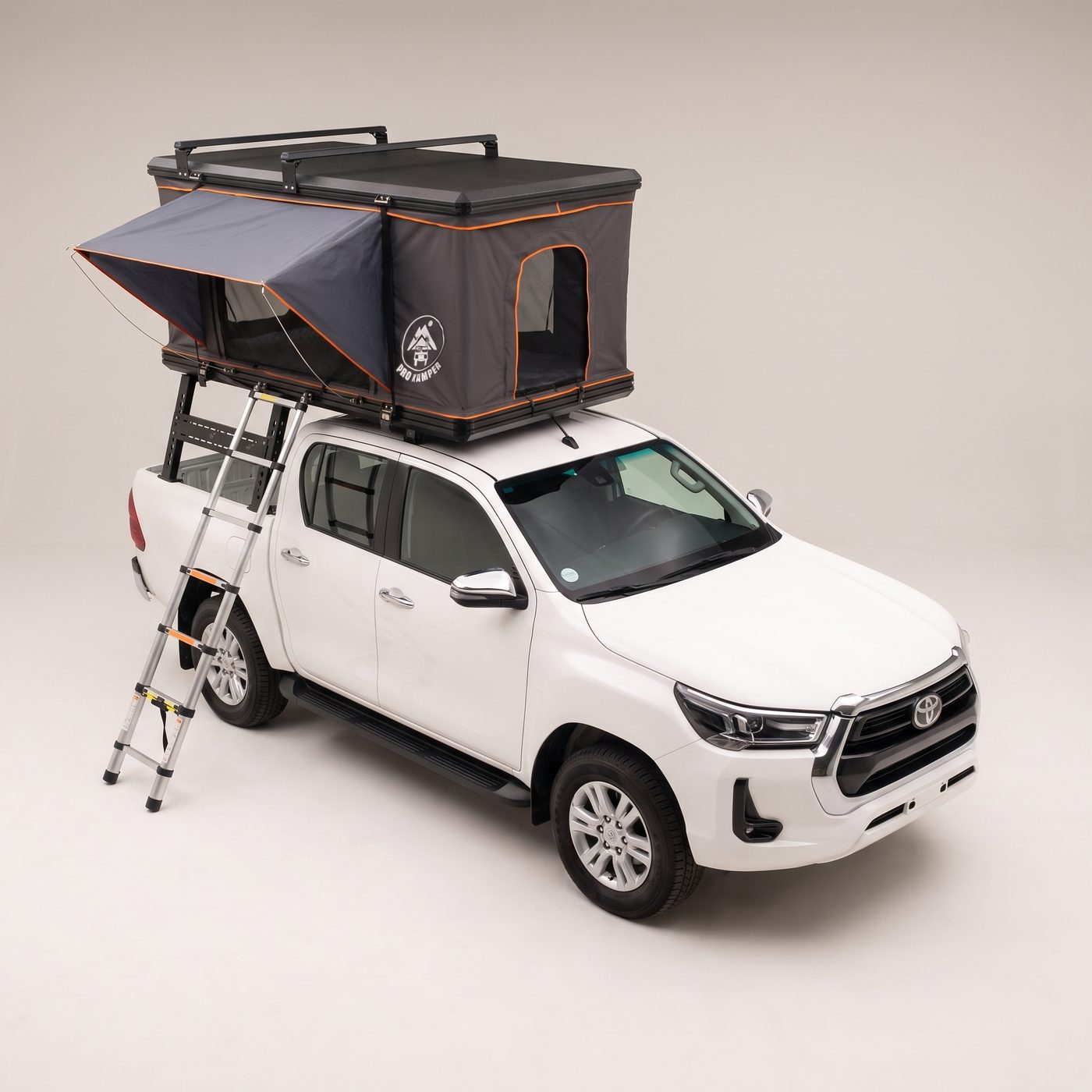 Carpa Rooftop Everest colocada sobre un rack alto en la caja de una pickup