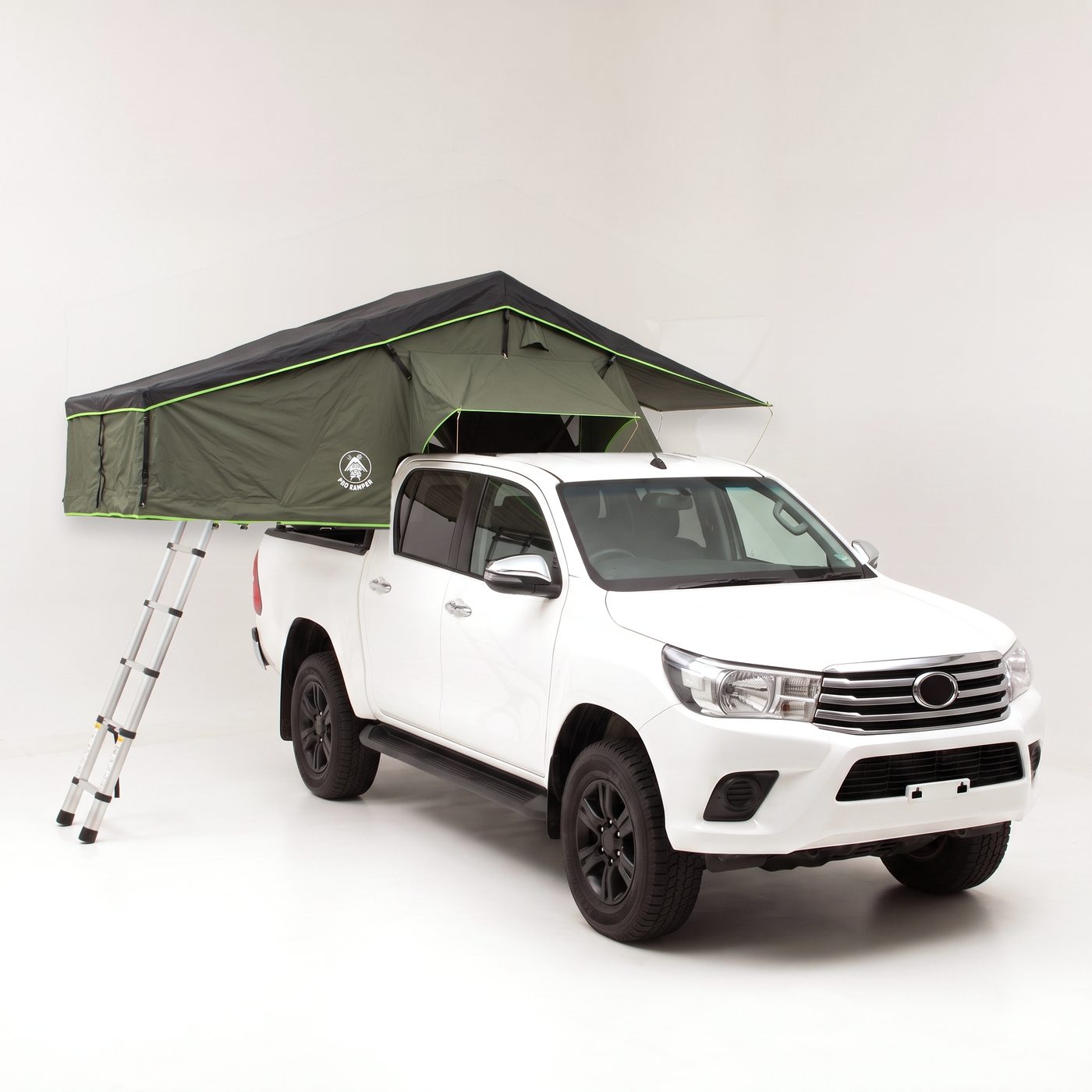 Carpa Rooftop Wild colocada apoyada sobre las barandas de la caja de una pickup