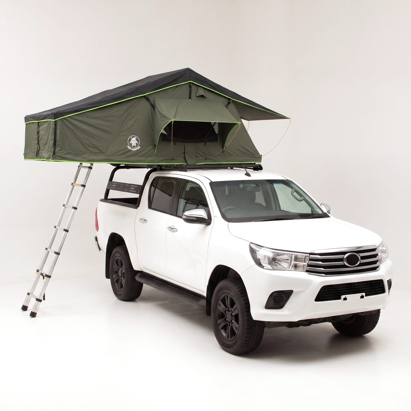 Carpa Rooftop Wild colocada sobre un rack alto en la caja de una pickup