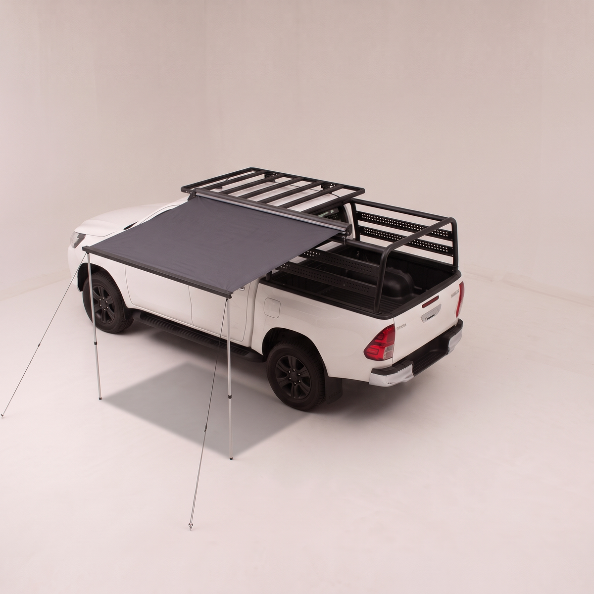 Toldo Beach Explorer abierto al costado de una Toyota Hilux