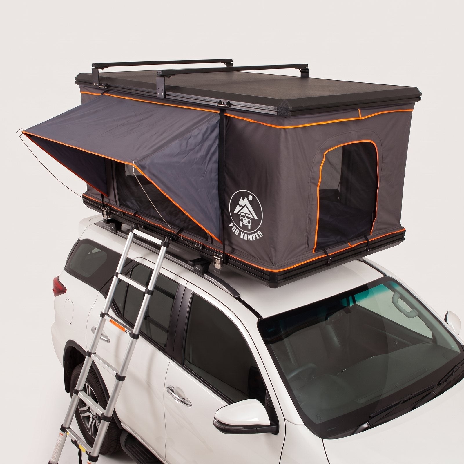 Carpa Rooftop Everest Gris colocada sobre una Toyota SW4