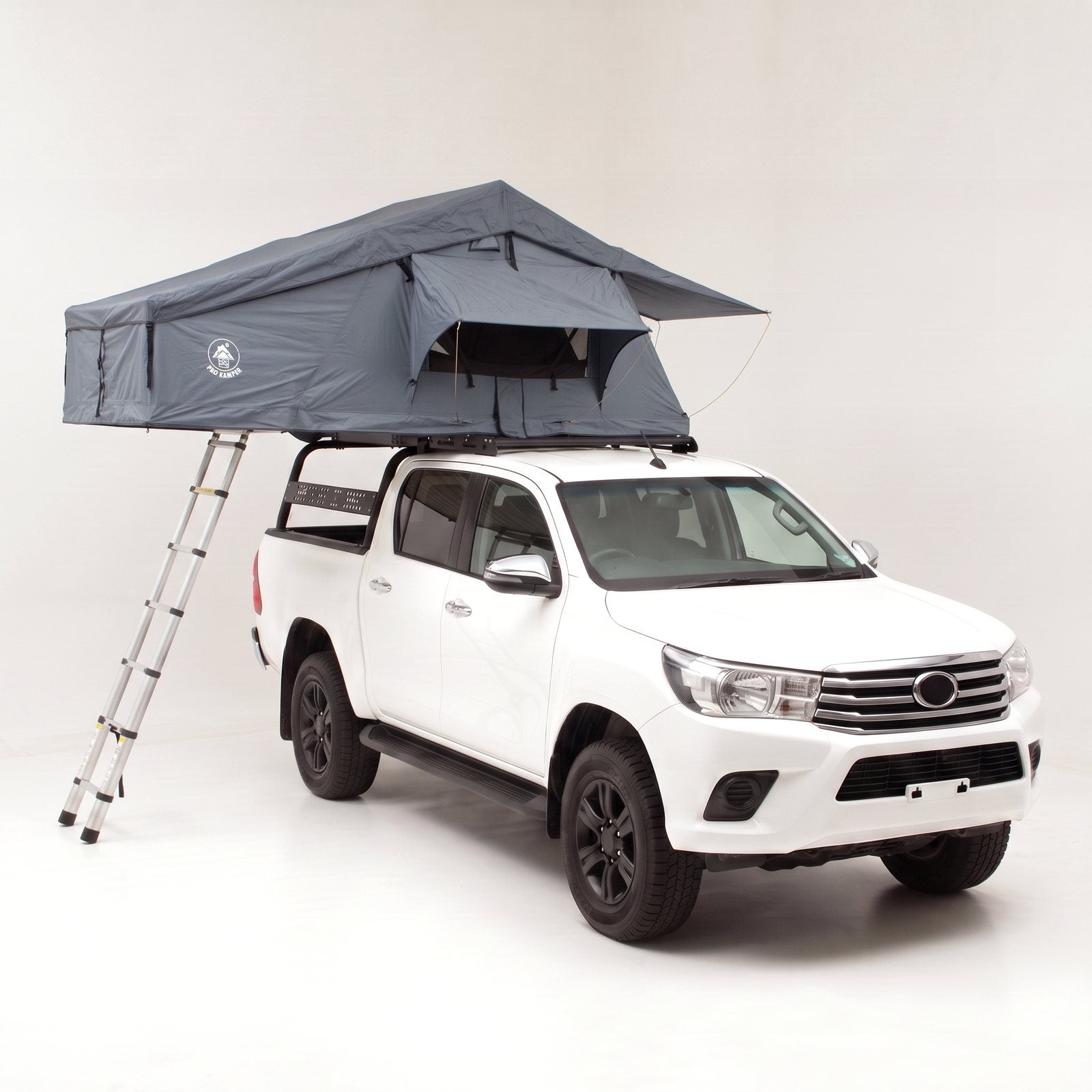 Carpa Rooftop Wild Gris colocada sobre una Toyota Hilux