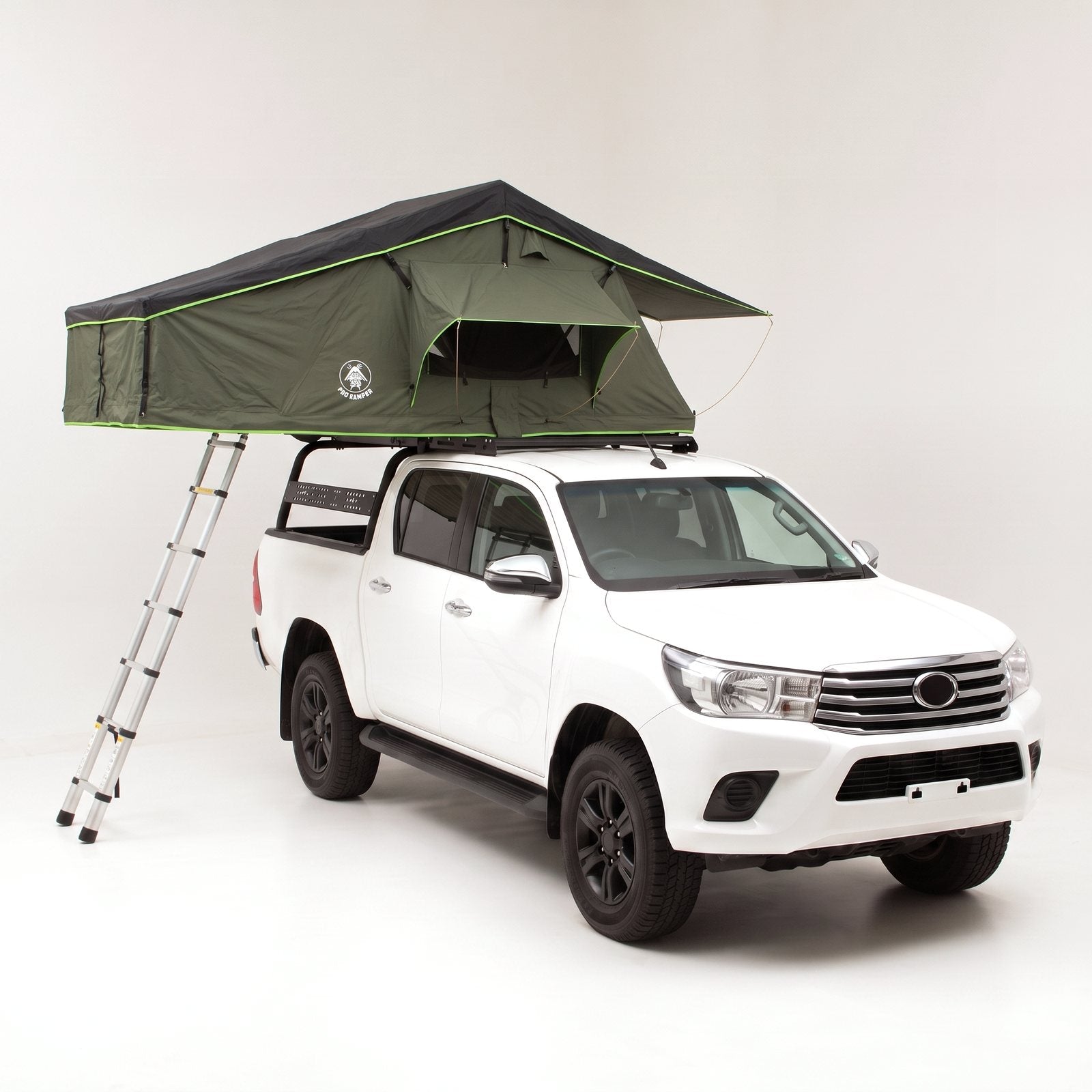 Carpa Rooftop Wild Verde colocada sobre una Toyota Hilux