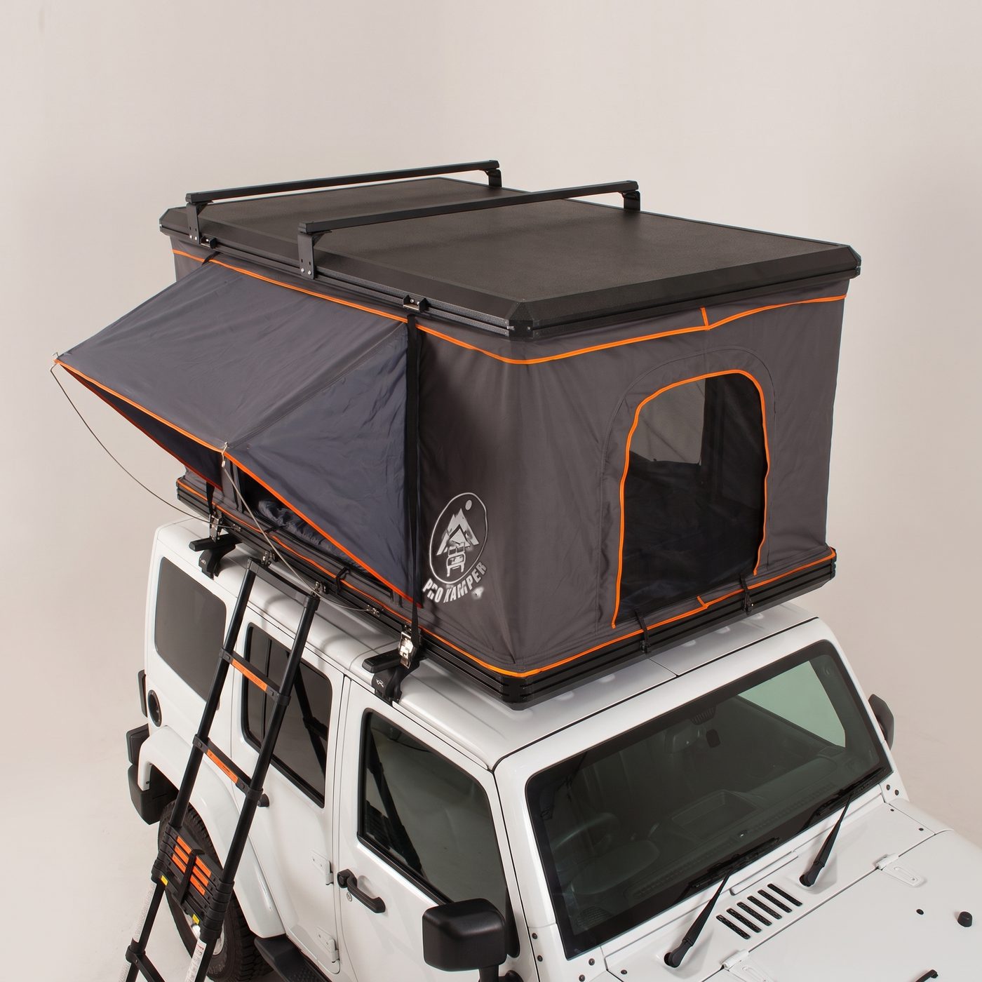 Carpa Rooftop Everest colocada sobre barras en el techo de un Jeep